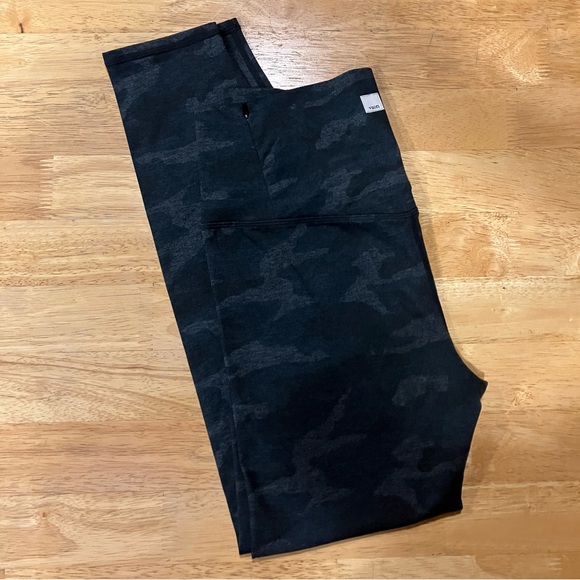 Vuori Set High Waist Dark Grey Camo Leggins - Picture 2 of 14